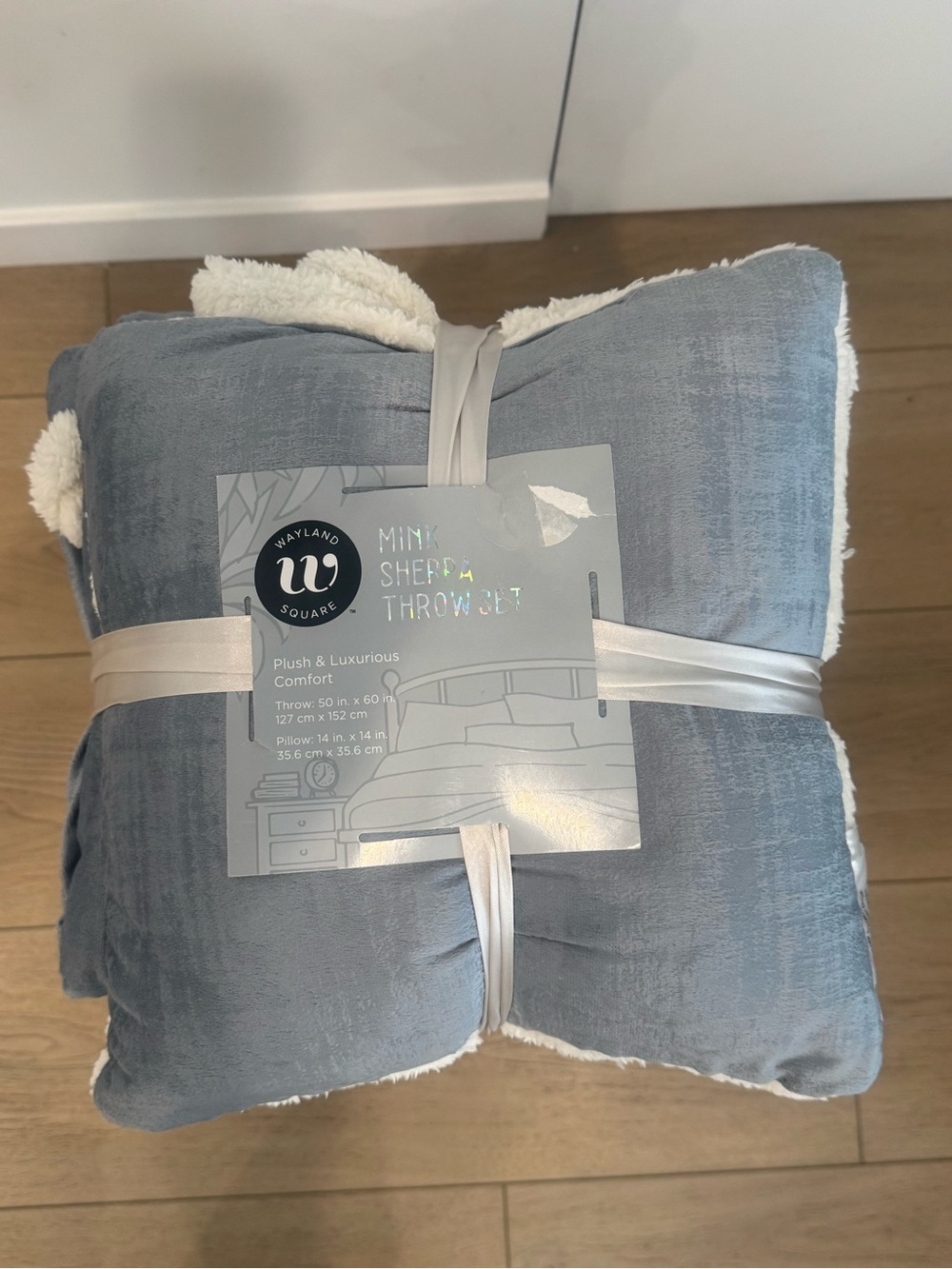 Wayland Square Mink
Sherpa Throw & Pillow
Set Blue 50x60 NWT
Plush